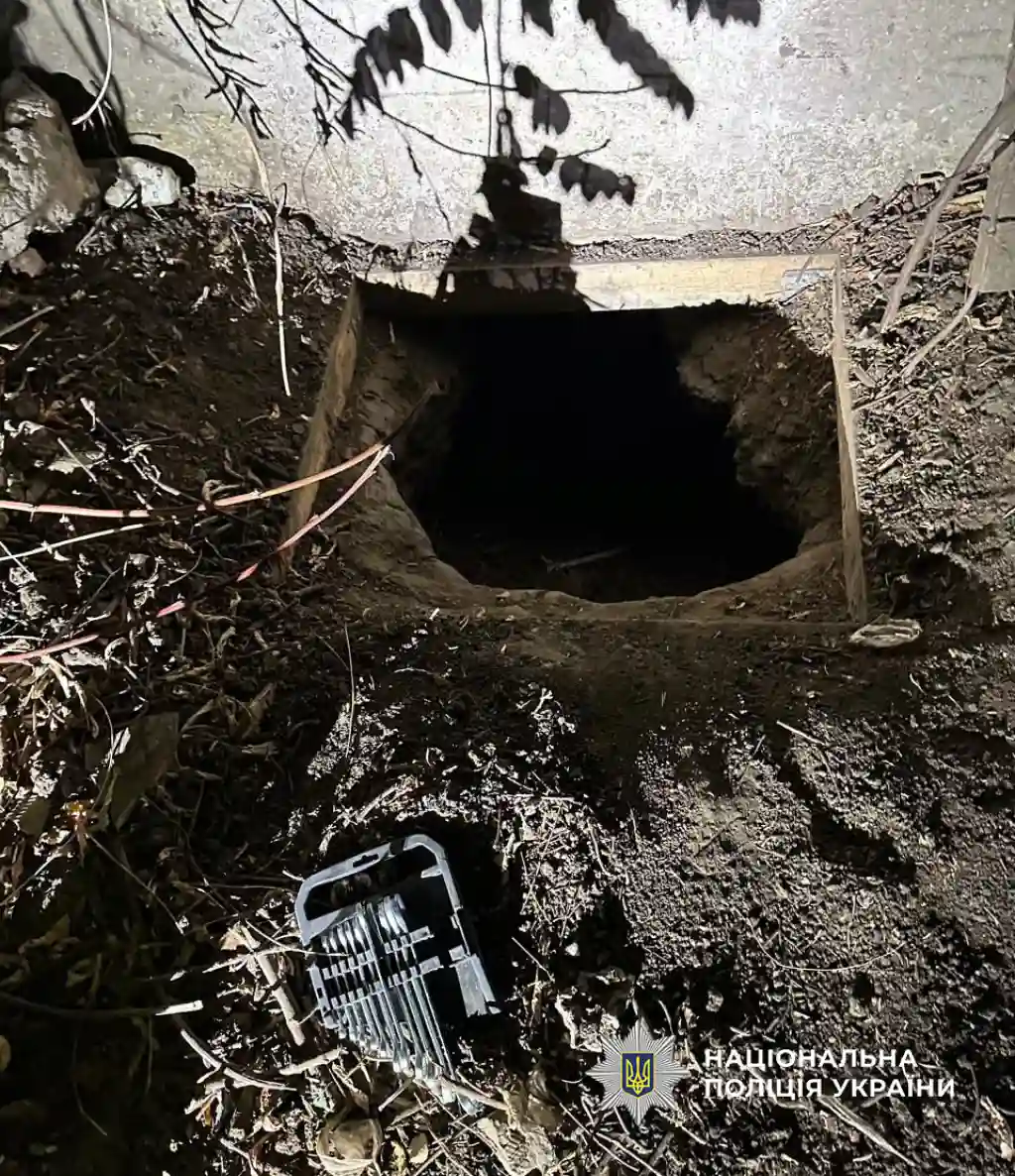 На Одещині викрили злодіїв, які пробралися до складу через тунель і винесли одяг на 250 тисяч гривень