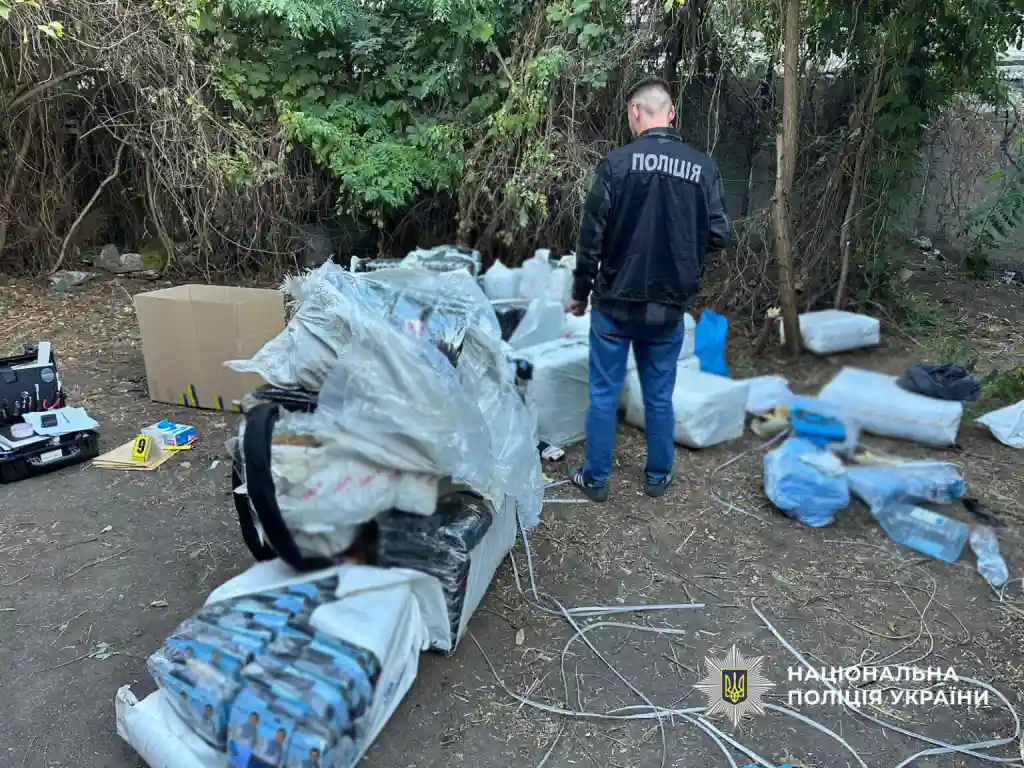 На Одещині викрили злодіїв, які пробралися до складу через тунель і винесли одяг на 250 тисяч гривень