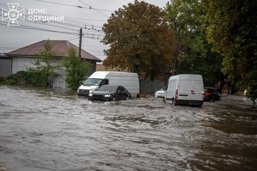 Злива на Одещині: підтоплені вулиці та будинки, рятувальники і комунальники працюють без перепочинку