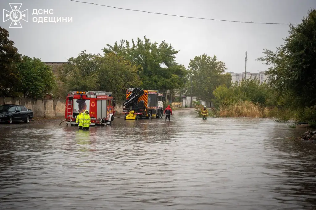 Злива на Одещині: підтоплені вулиці та будинки, рятувальники і комунальники працюють без перепочинку