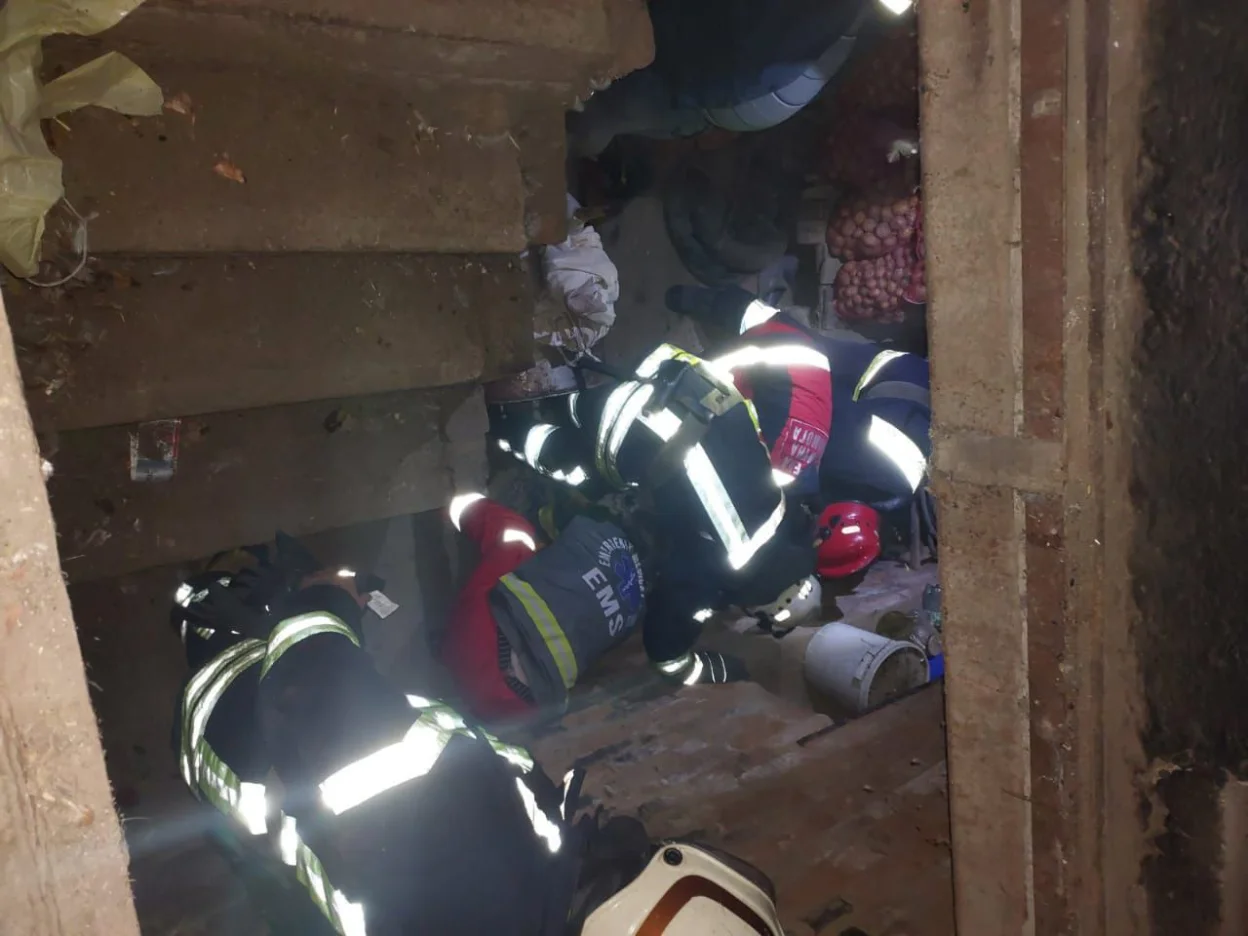 На Одещині рятувальники дістали з підвалу жінку, яка впала і зламала хребет