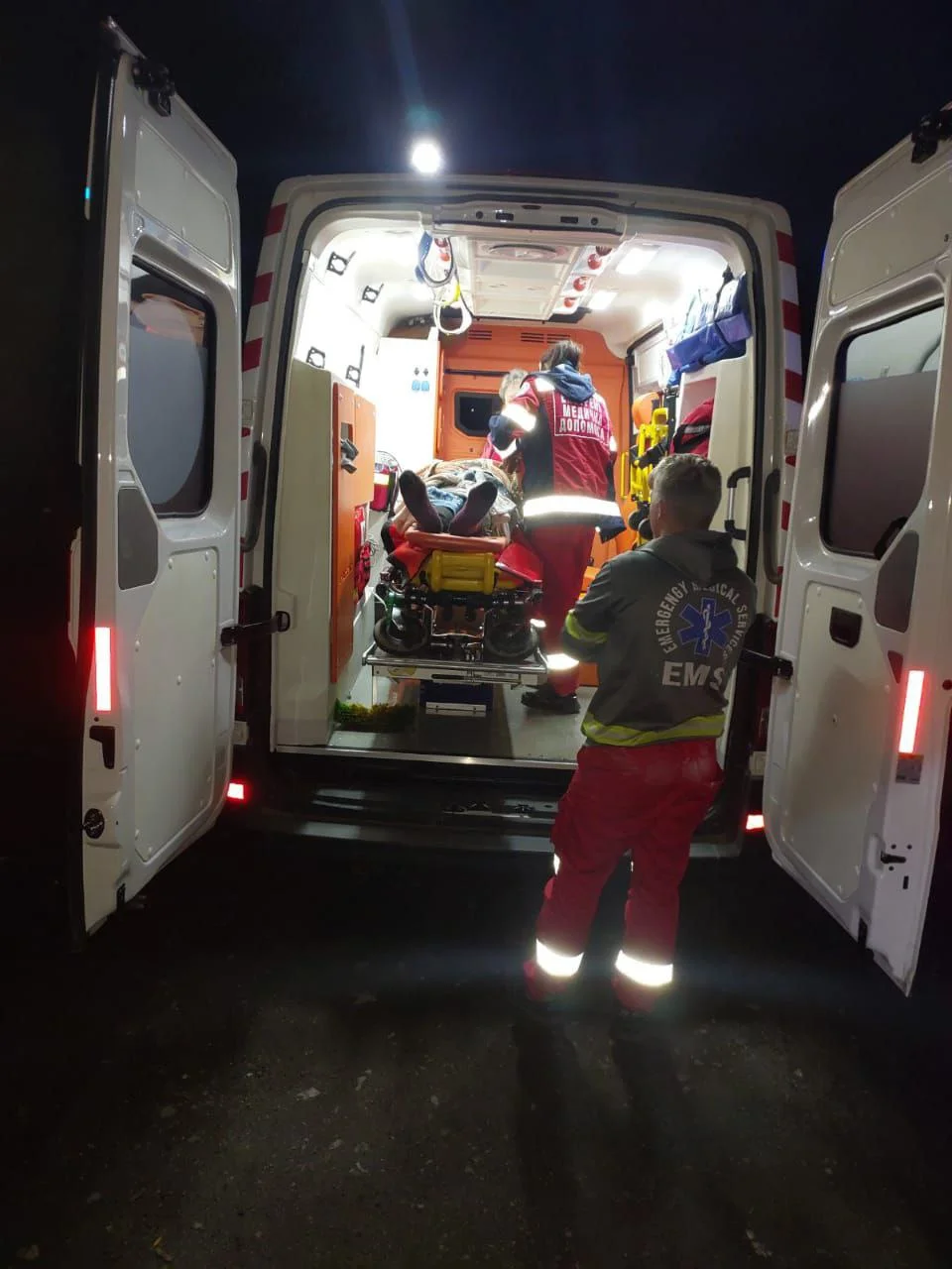 На Одещині рятувальники дістали з підвалу жінку, яка впала і зламала хребет