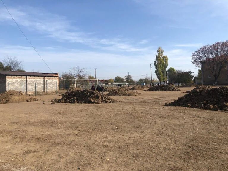 На Ізмаїльщині навмисно знищили газон стадіону, який жителі села Озерне відновлювали понад два роки