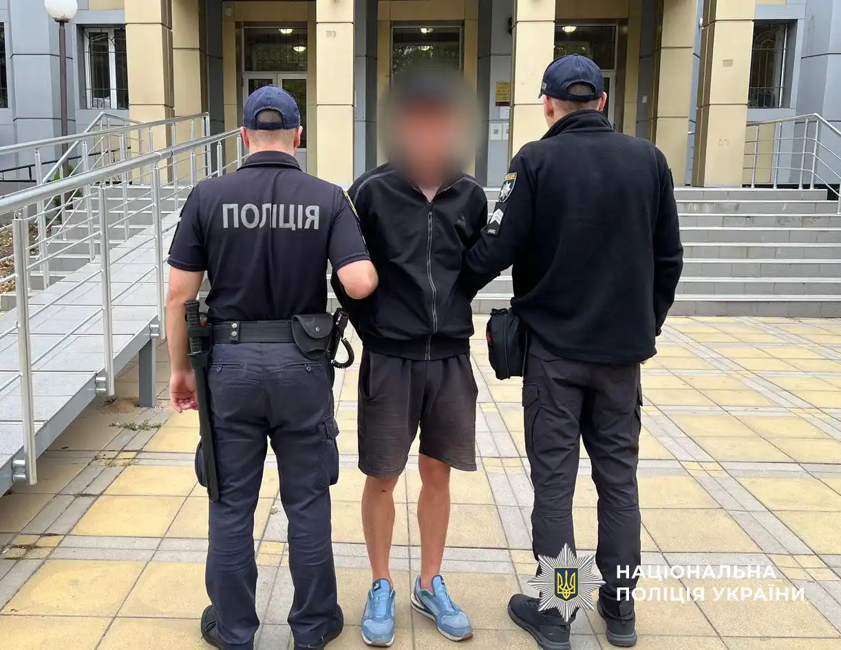 На Одещині викрили трьох чоловіків, які торгували гранатометами, зброєю та боєприпасами