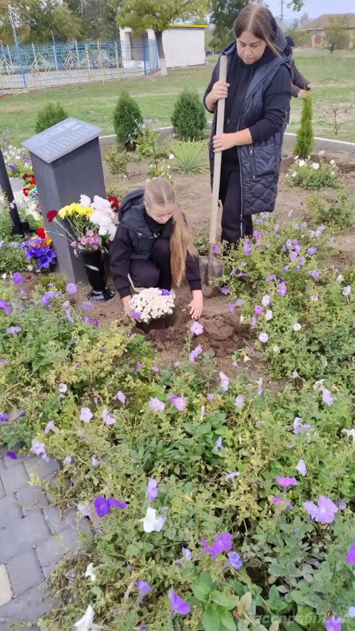 У Болградській громаді родина загиблого Героя Дениса Проданова висадила на Алеї Слави туї та троянди