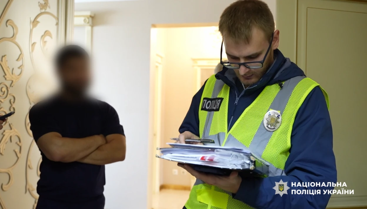 В Одесі затримали трьох чоловіків, які знімали із перехожих золоті прикраси під час “жартівливих” обіймів