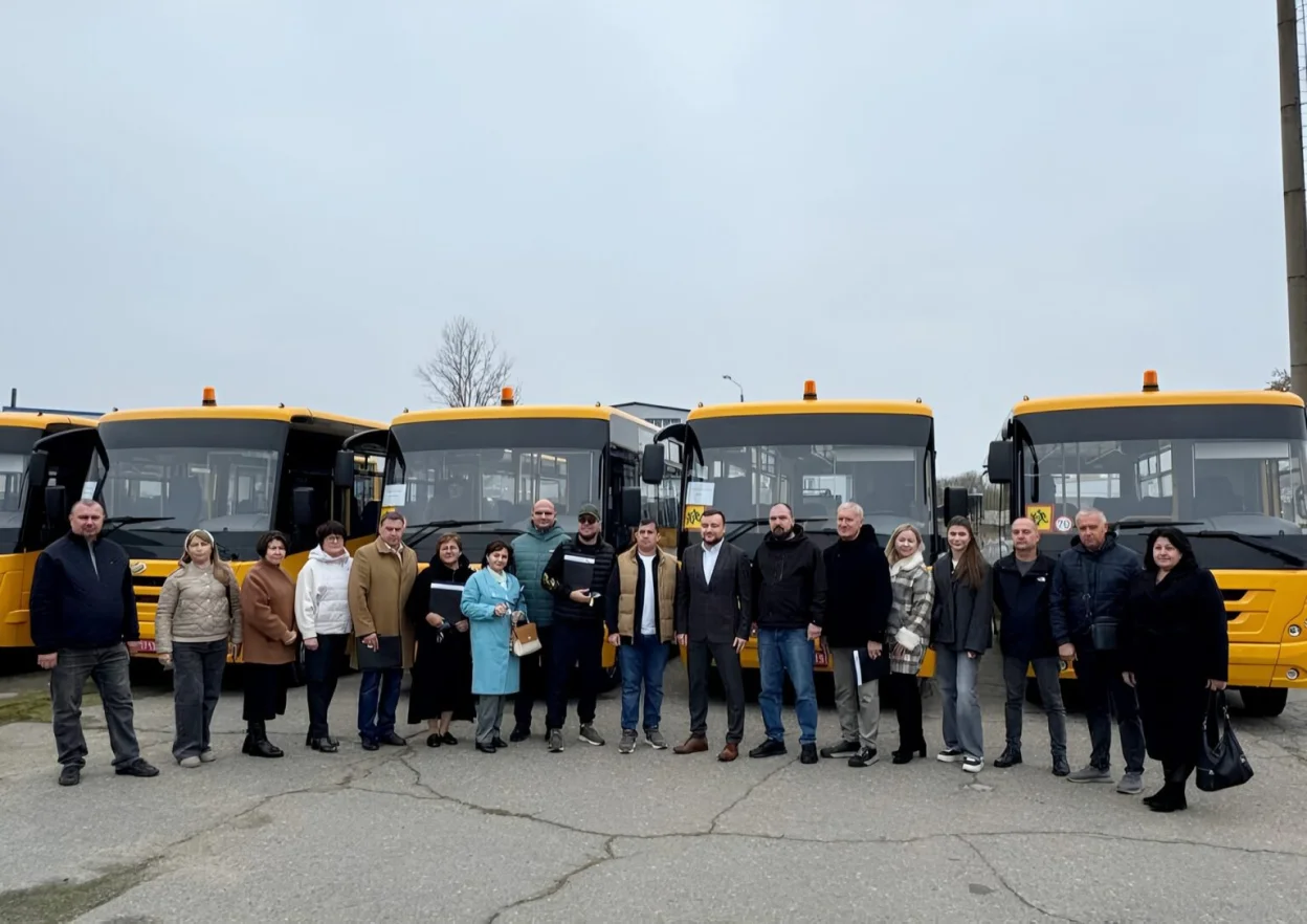 Громади Одещини отримали сучасні шкільні автобуси з інклюзивними місцями
