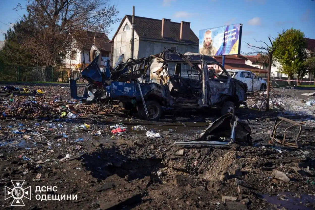 У Чорноморську після удару по ринку підтвердили 11 поранених і двох загиблих жінок