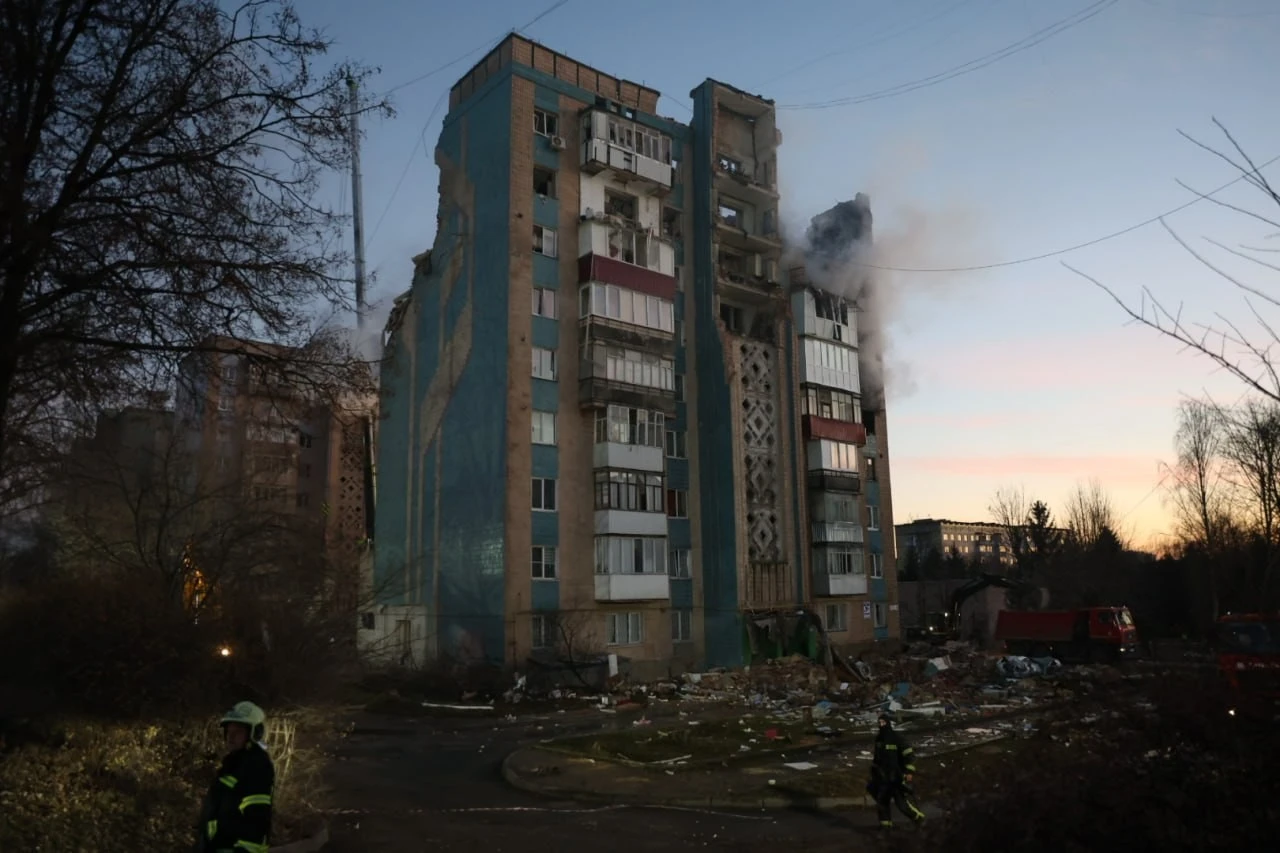 У Тернополі після ракетного удару триває пошук людей, загиблих уже 26