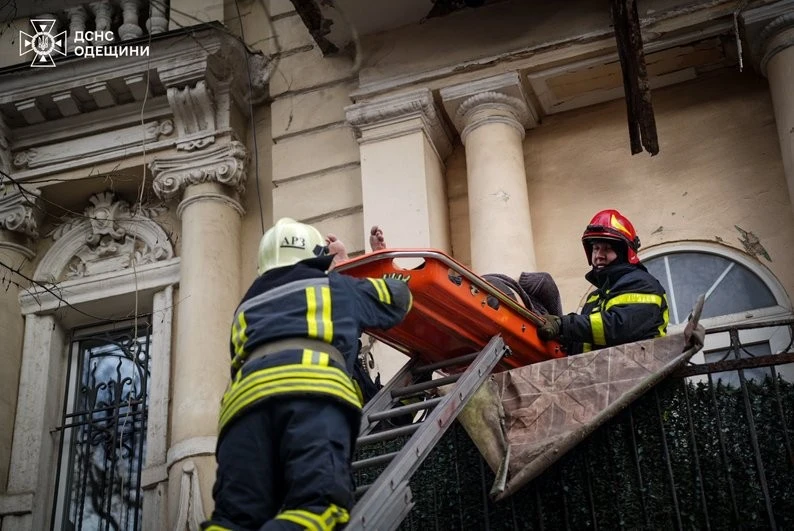 Одеська лікарня повідомила про смерть однієї з жінок після обвалу балкона в центрі міста