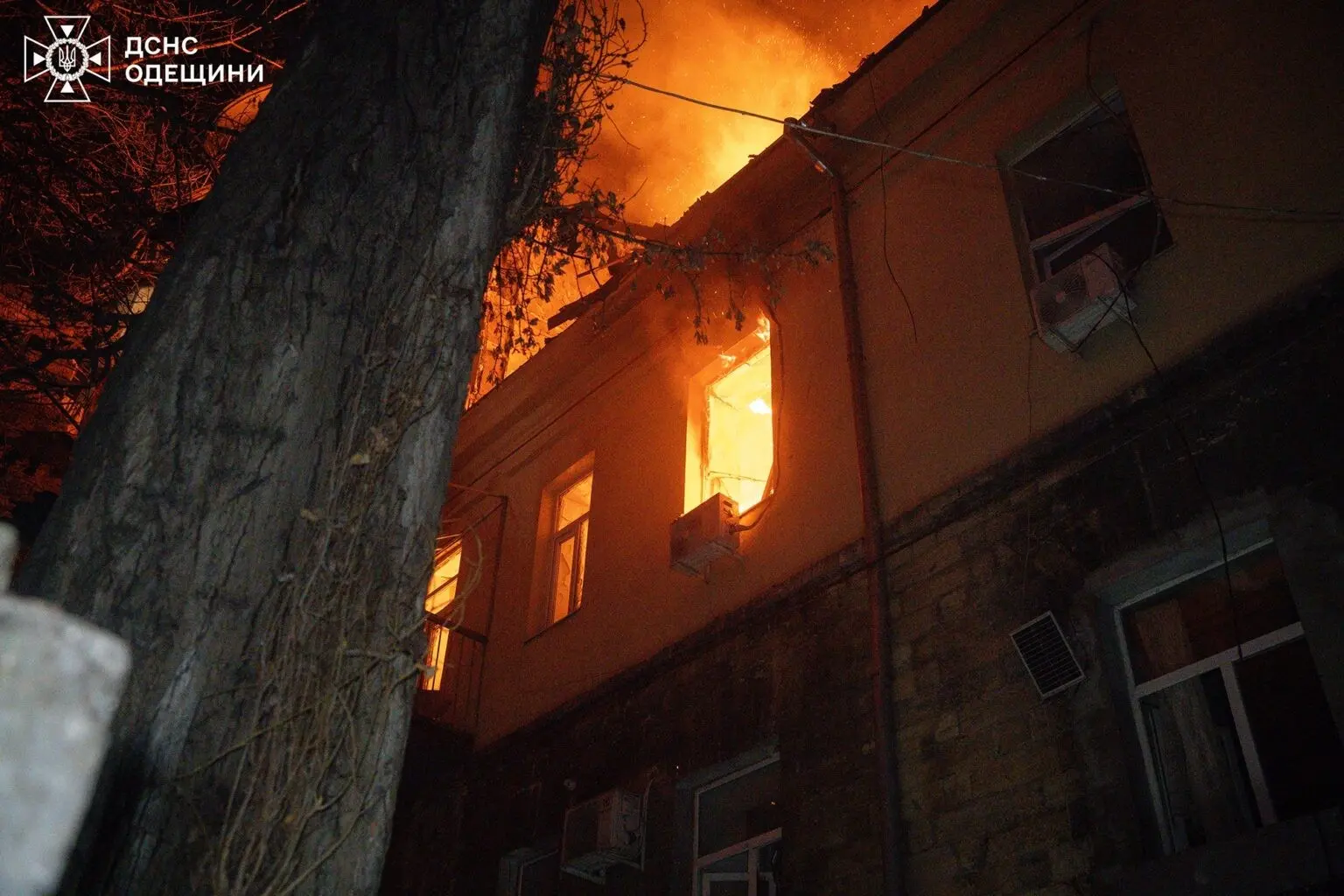 Нічний обстріл Одеси: зруйновані оселі, пожежа та пошкоджений ліцей