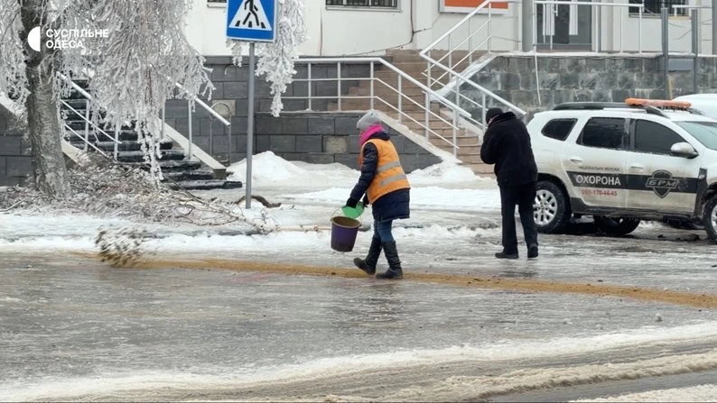 Ожеледь сковує Подільськ: лікарі приймають травмованих, місто працює в аварійному режимі