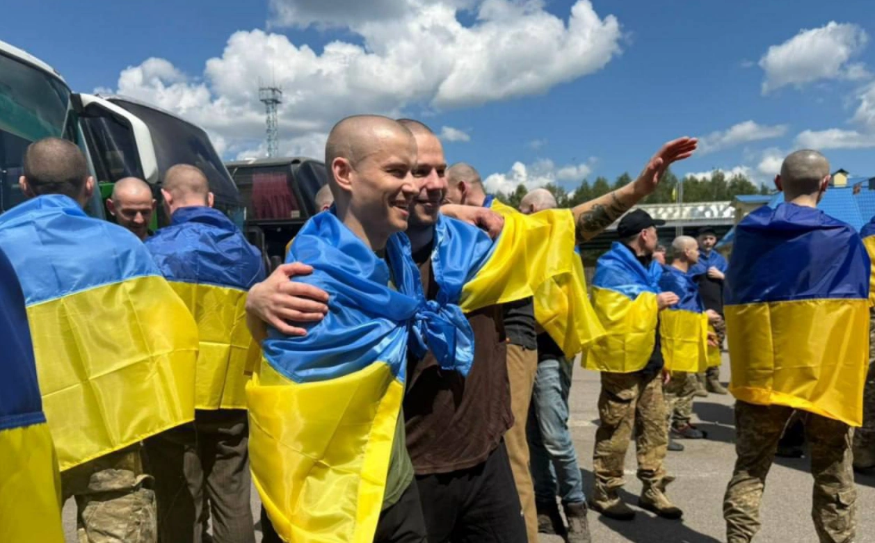 Одеська область зустрічає своїх захисників після масштабного обміну полоненими Одеська область зустрічає своїх захисників після масштабного обміну полоненими